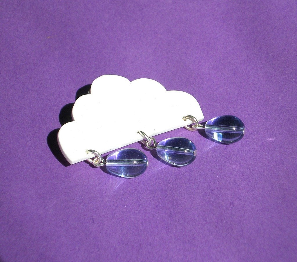 Cloudbrooch with raindrops